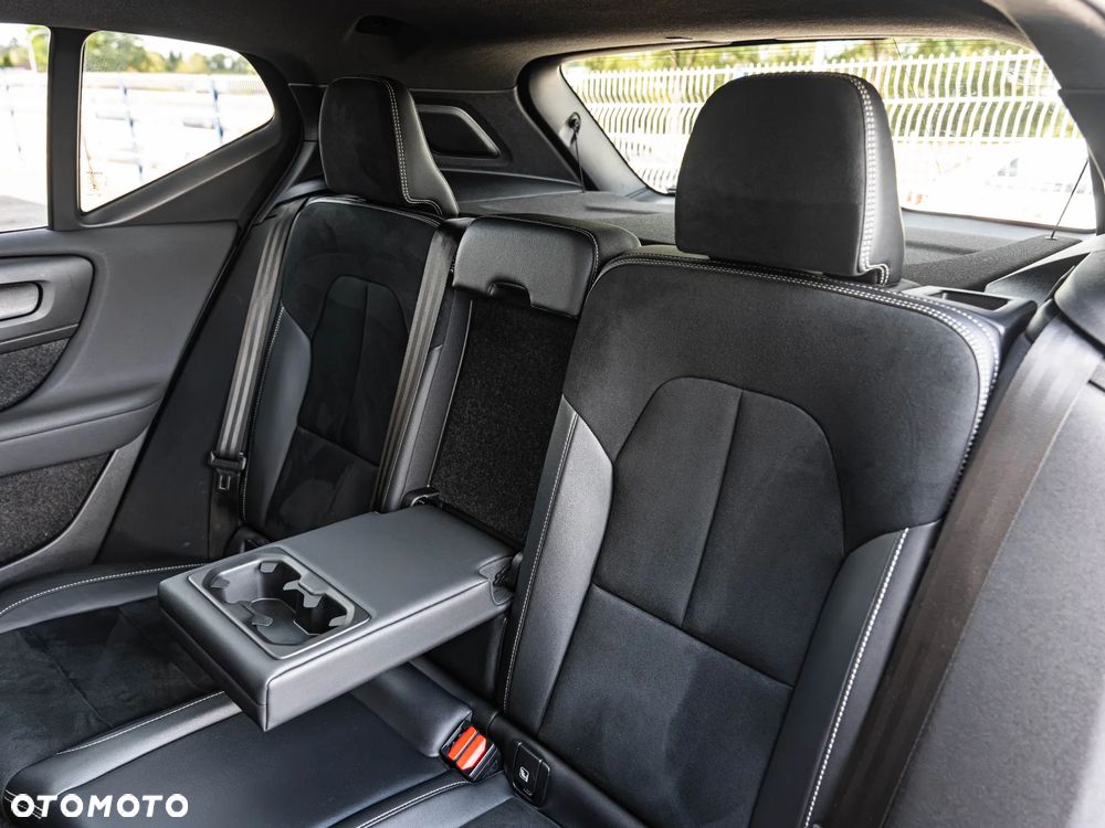 Volvo XC 40 B3 B DKG Plus Dark - 28