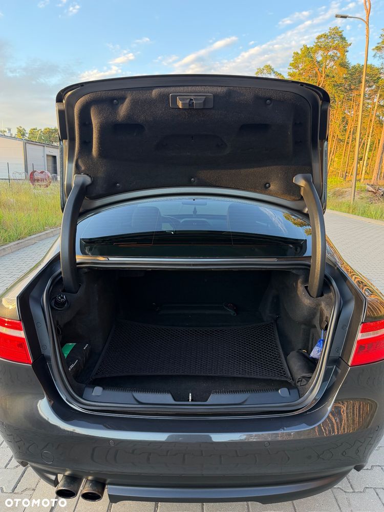 Jaguar XE 2.0 D Portfolio - 25