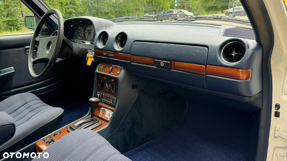 Mercedes-Benz W123 - 15