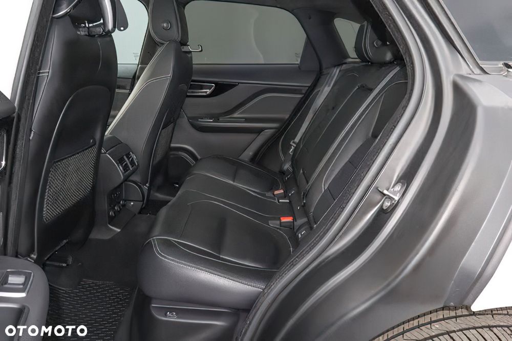 Jaguar F-Pace 30t AWD R-Sport - 11