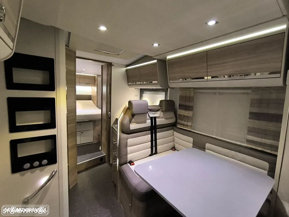 Adria Matrix M670SC 50 Anos 5lugares Cama central e basculante - 12