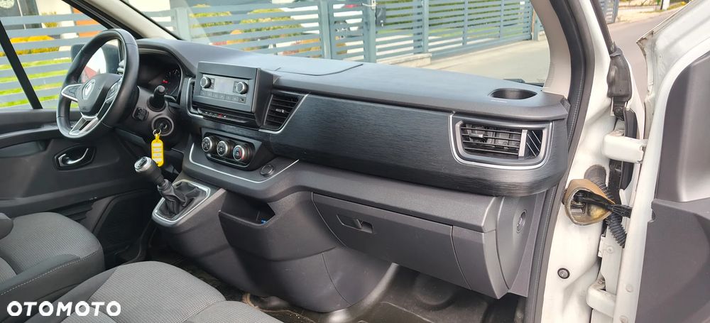 Renault Trafic 2.0 dCi - 11