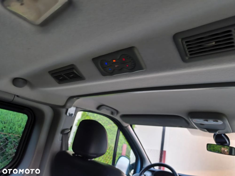 Renault Trafic Grand Passenger Black Edition - 25
