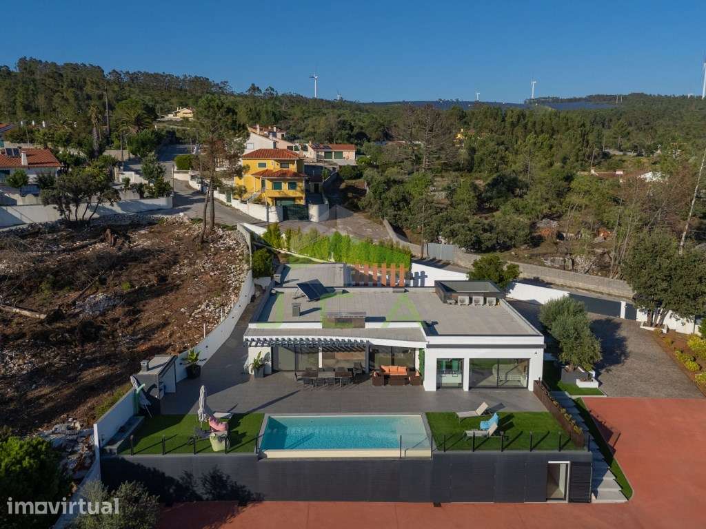 Moradia V3 recente com piscina e vista para a serra - Grande imagem: 2/53