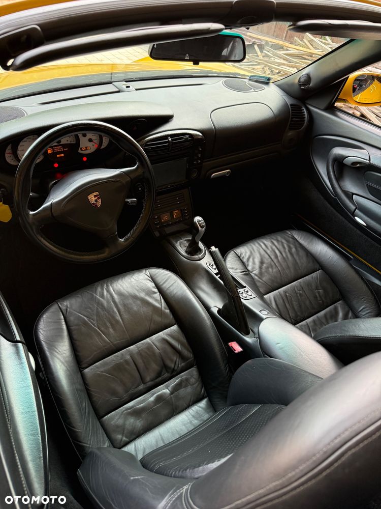 Porsche 911 Carrera 4 - 16
