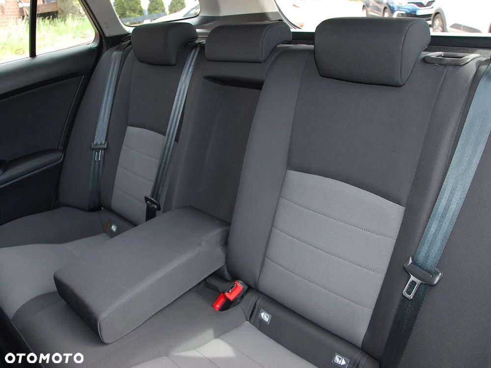 Toyota Avensis - 15