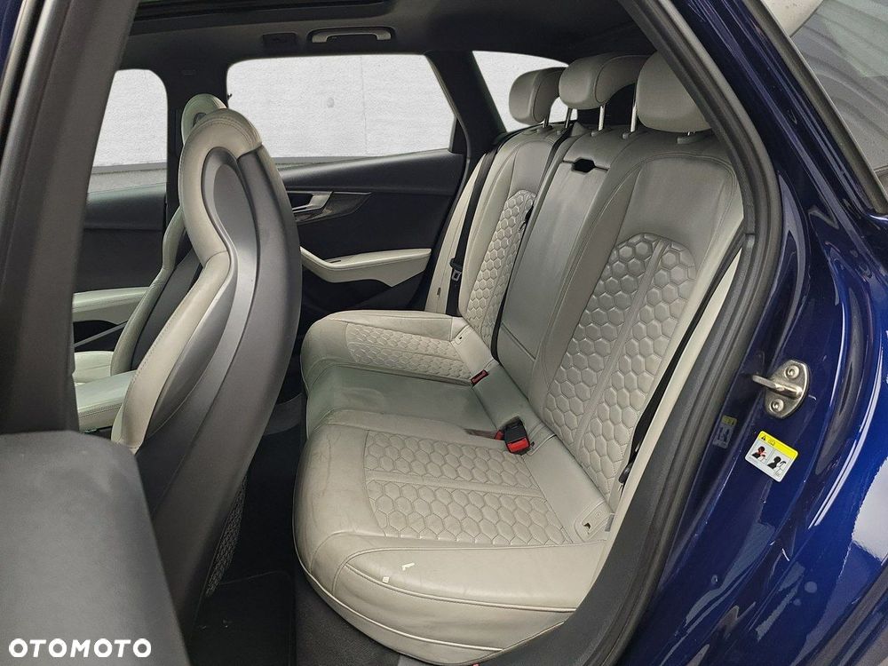 Audi RS4 Limousine - 12