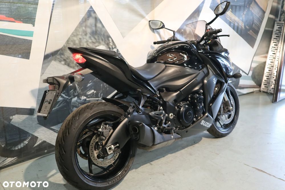 Suzuki GSX - 23