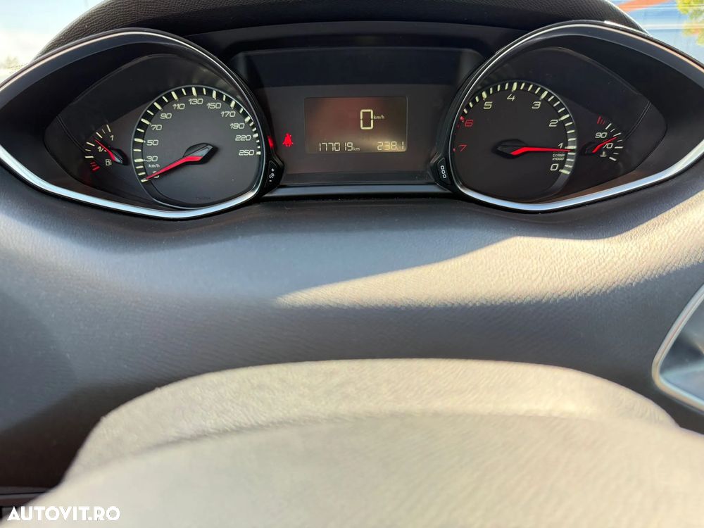 Peugeot 308 1.2 L PureTech Turbo Active - 19