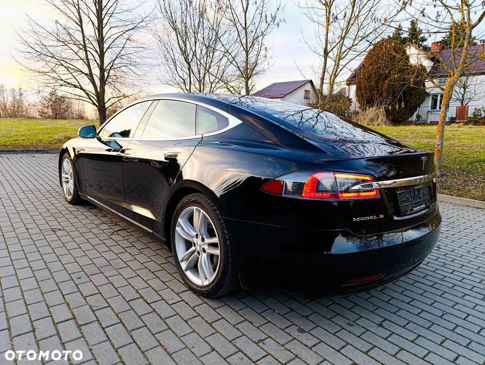 Tesla Model S - 10