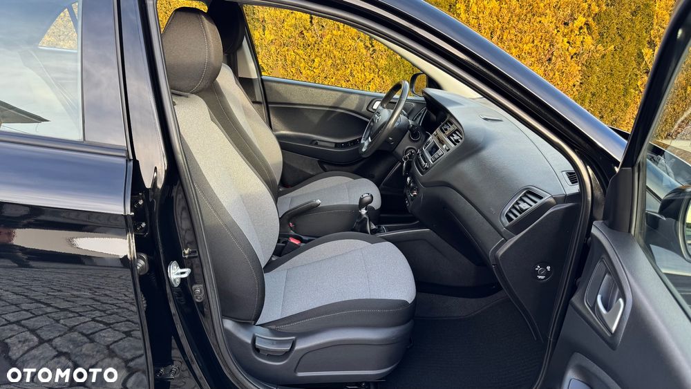 Hyundai i20 blue 1.2 Trend - 25