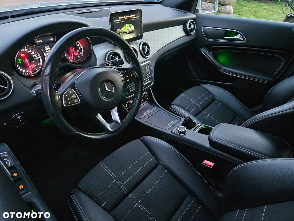 Mercedes-Benz GLA 200 7G-DCT Urban - 9
