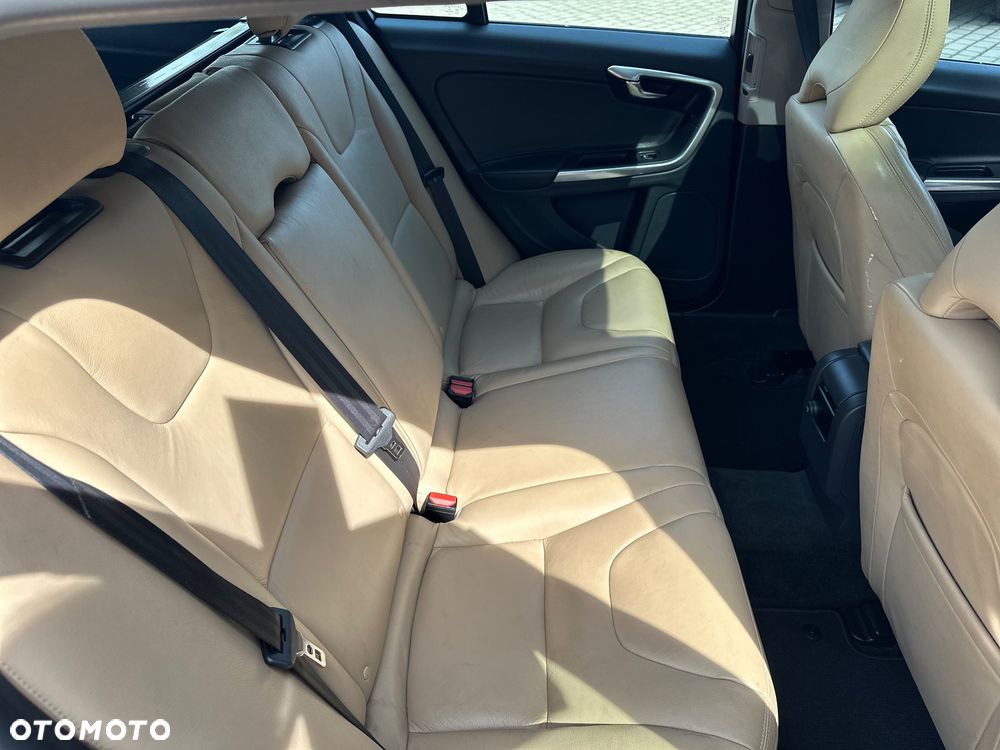 Volvo V60 D4 Momentum - 16