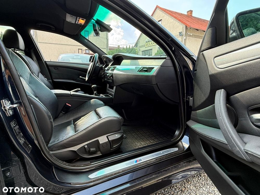 BMW Seria 5 523i - 23