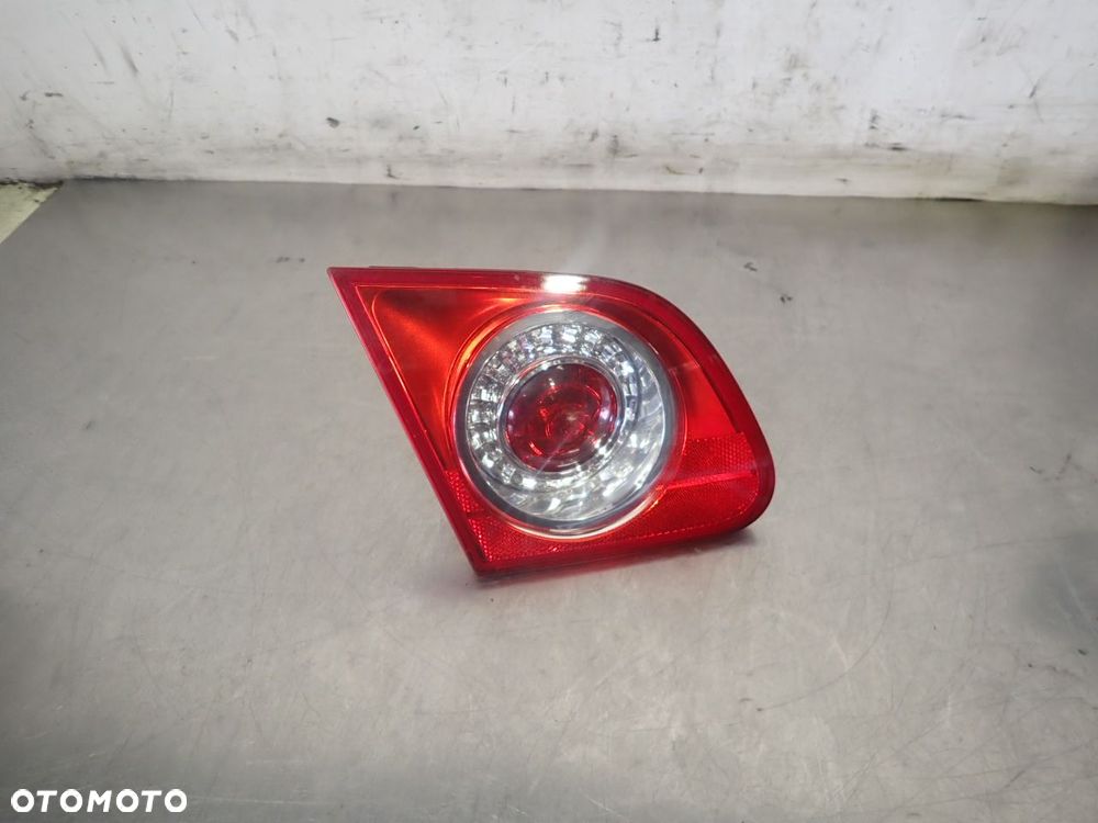 LAMPA LEWA TYLNA W KLAPIE VOLKSWAGEN PASSAT B6 3C5945093C - 1