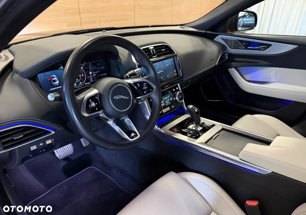 Jaguar XE - 10