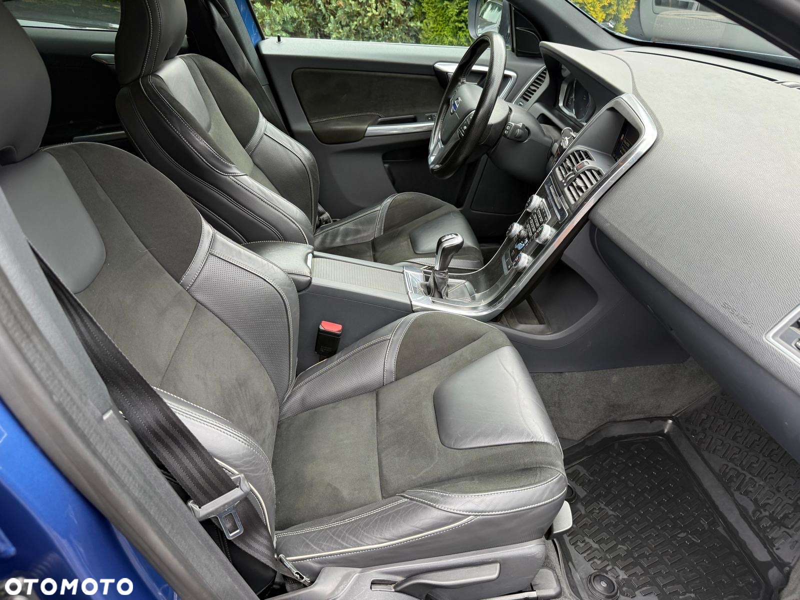 Volvo XC 60 D4 R-Design - 12