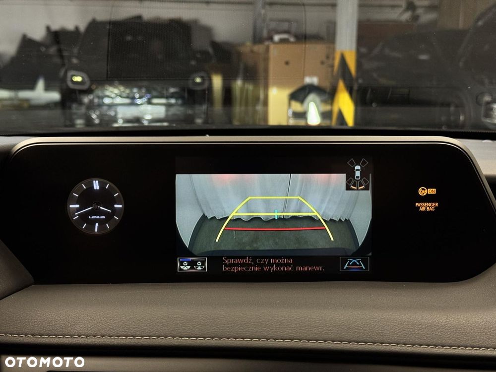 Lexus UX - 35