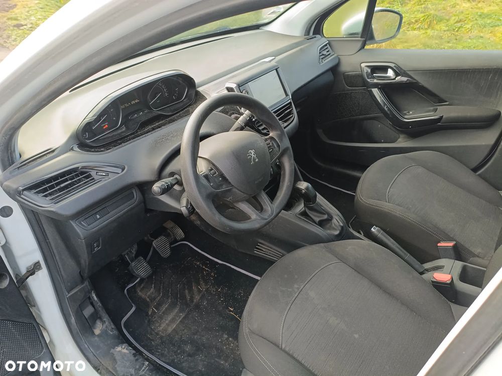 Peugeot 208 - 8