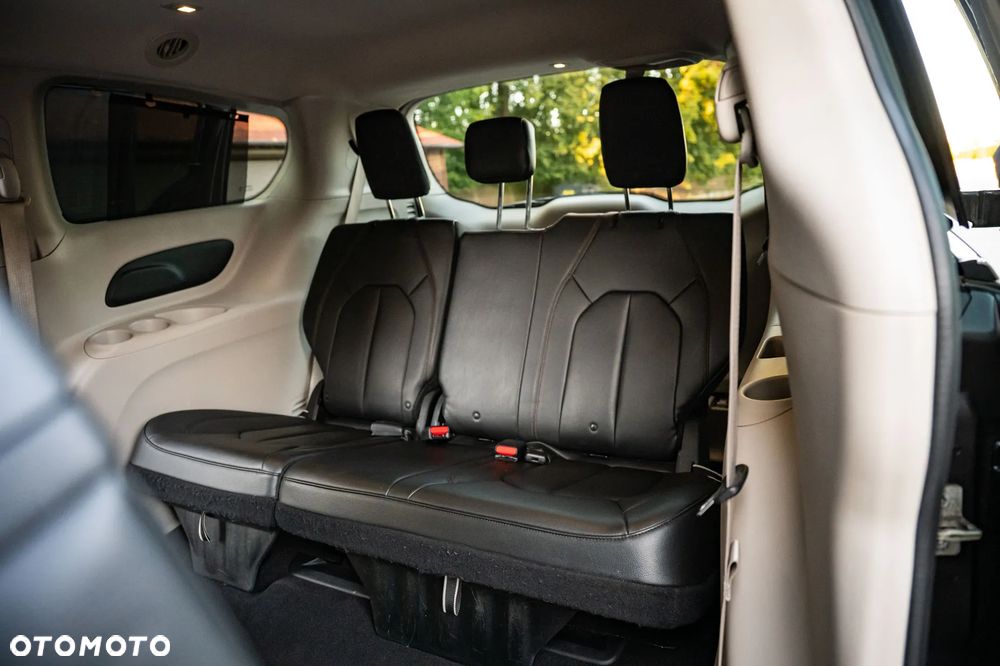Chrysler Pacifica - 23