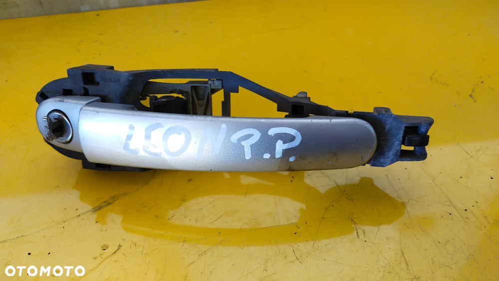 KLAMKA PRAWY PRZÓD SEAT LEON - 1