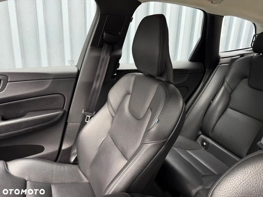 Volvo XC 60 B5 B AWD Inscription - 38