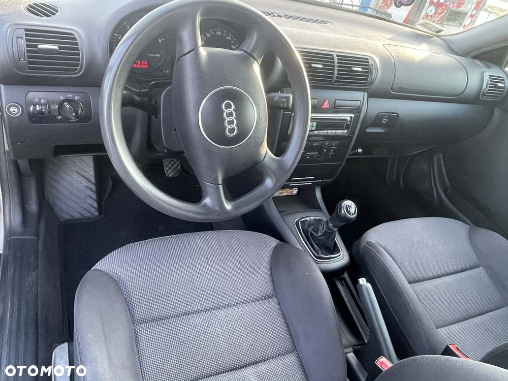 Audi A3 3-drzwiowe 1.6 Attraction - 9