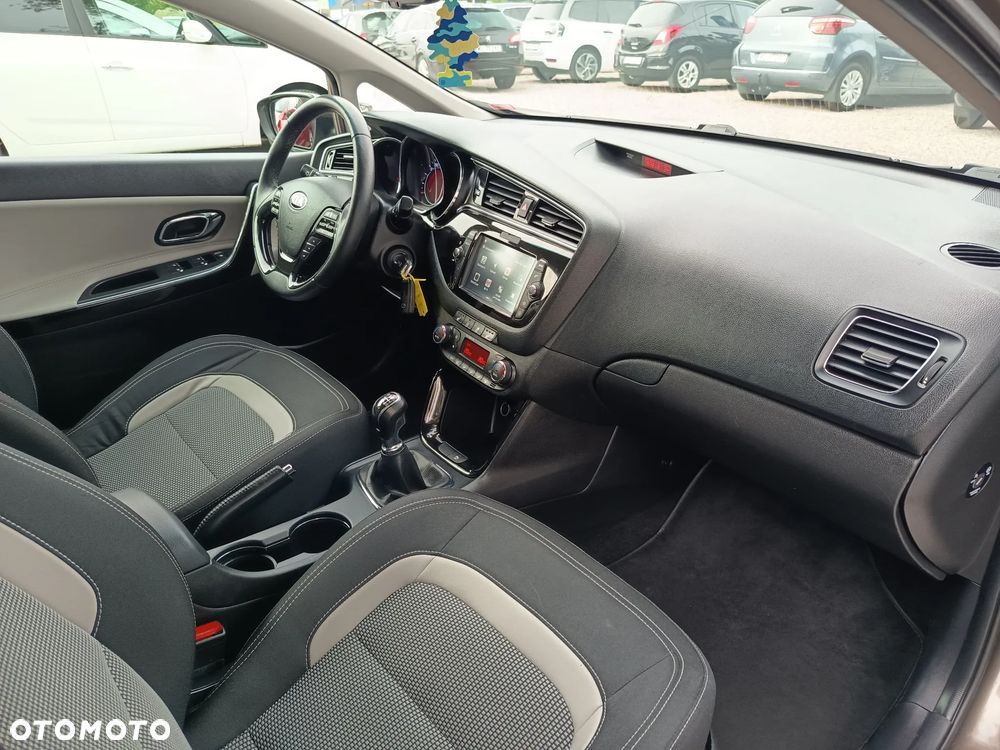 Kia Ceed 1.6 GDI Dream Team Edition - 29