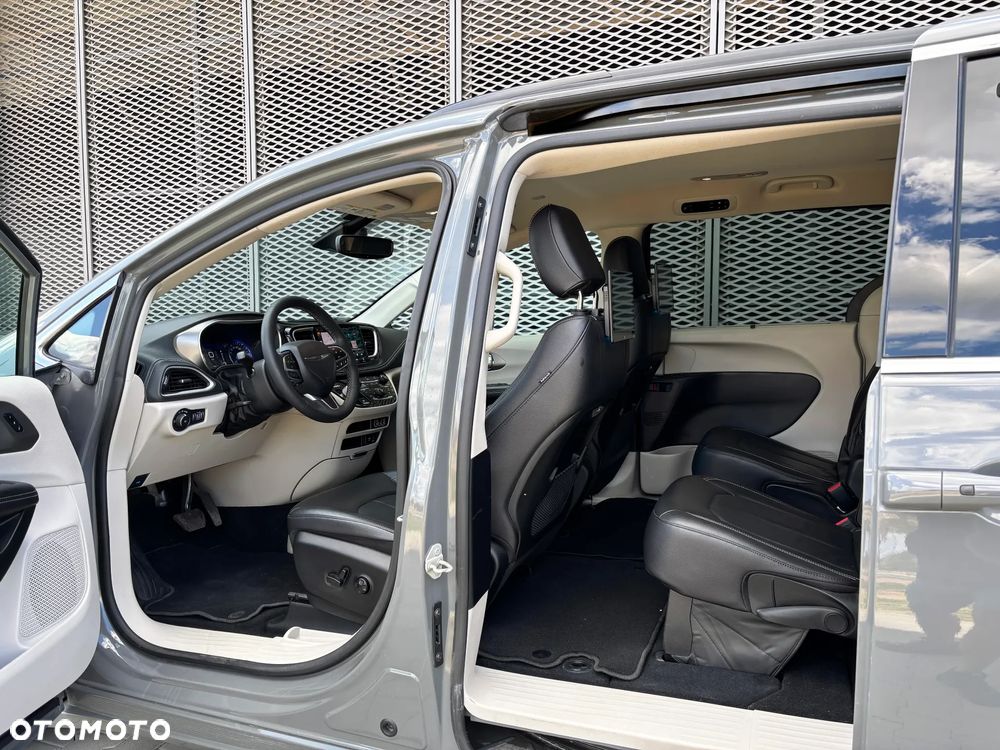 Chrysler Pacifica - 12