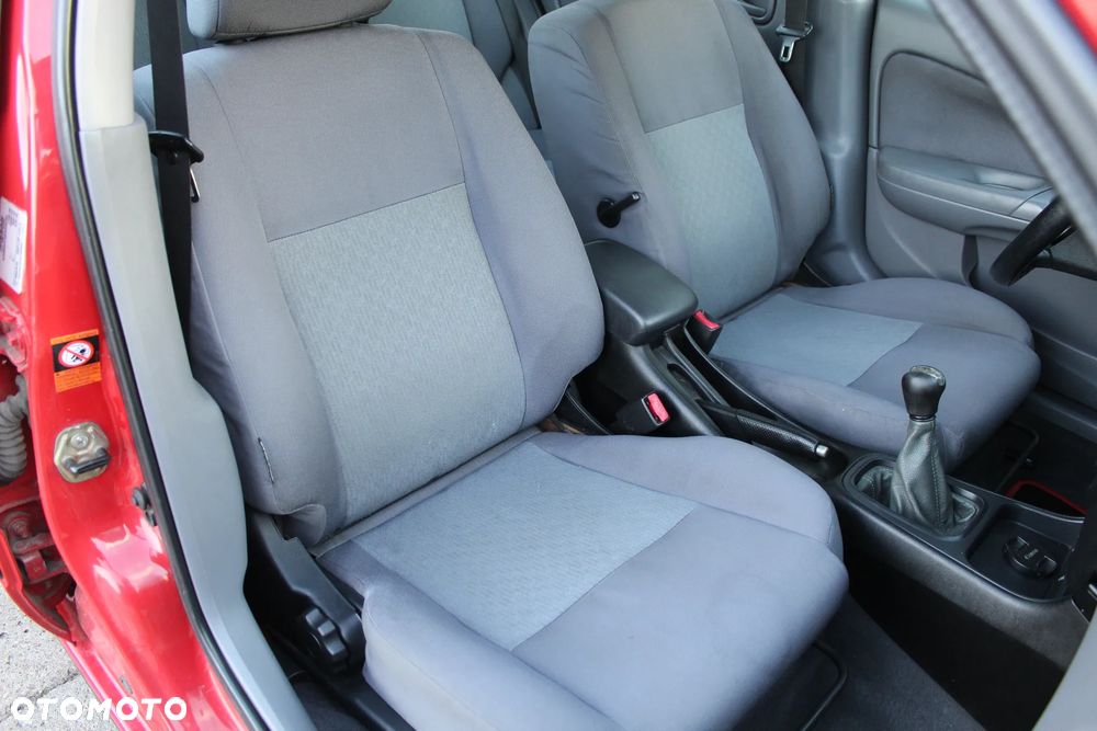 Nissan Almera 1.8 Visia + - 13