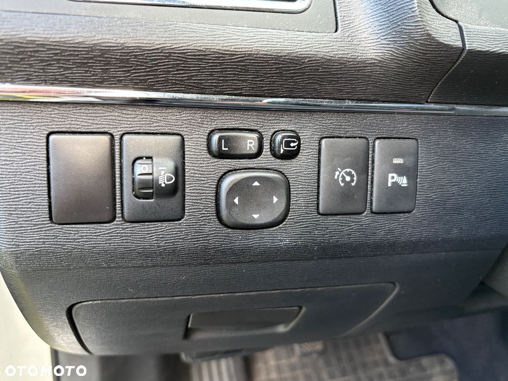 Toyota Avensis 1.8 Active - 25