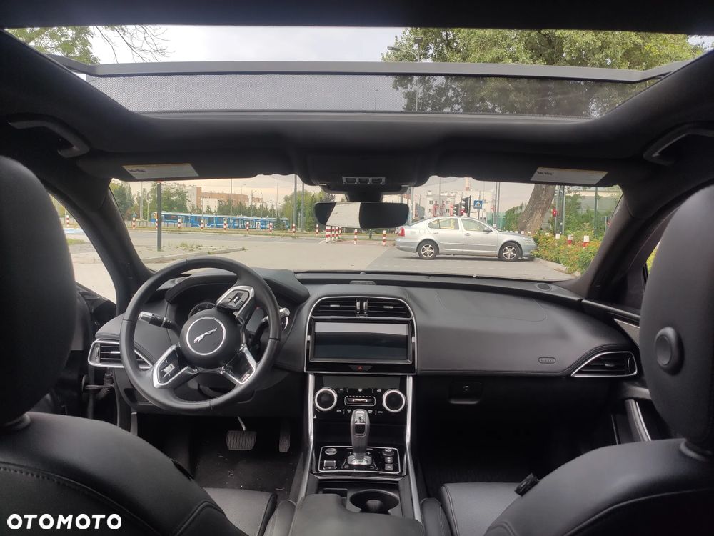 Jaguar XE P250 S - 13