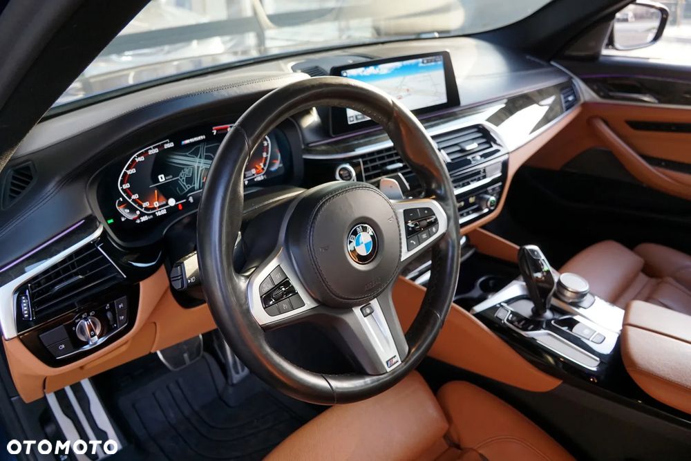 BMW Seria 5 M550i xDrive sport - 27