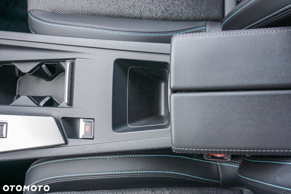 Peugeot 408 1.6 Plug-In Hybrid 225 Allure EAT8 - 23