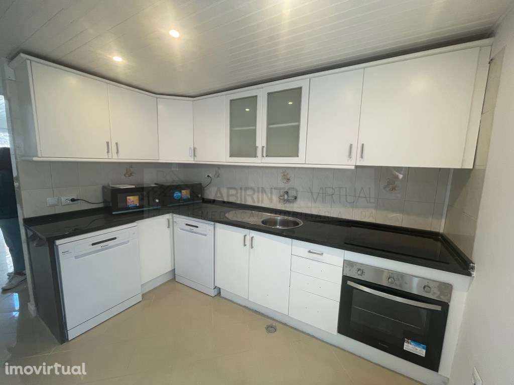 Vende-se duas moradias contíguas e abertas entre si, T9, na Ajuda -... - Grande imagem: 2/22