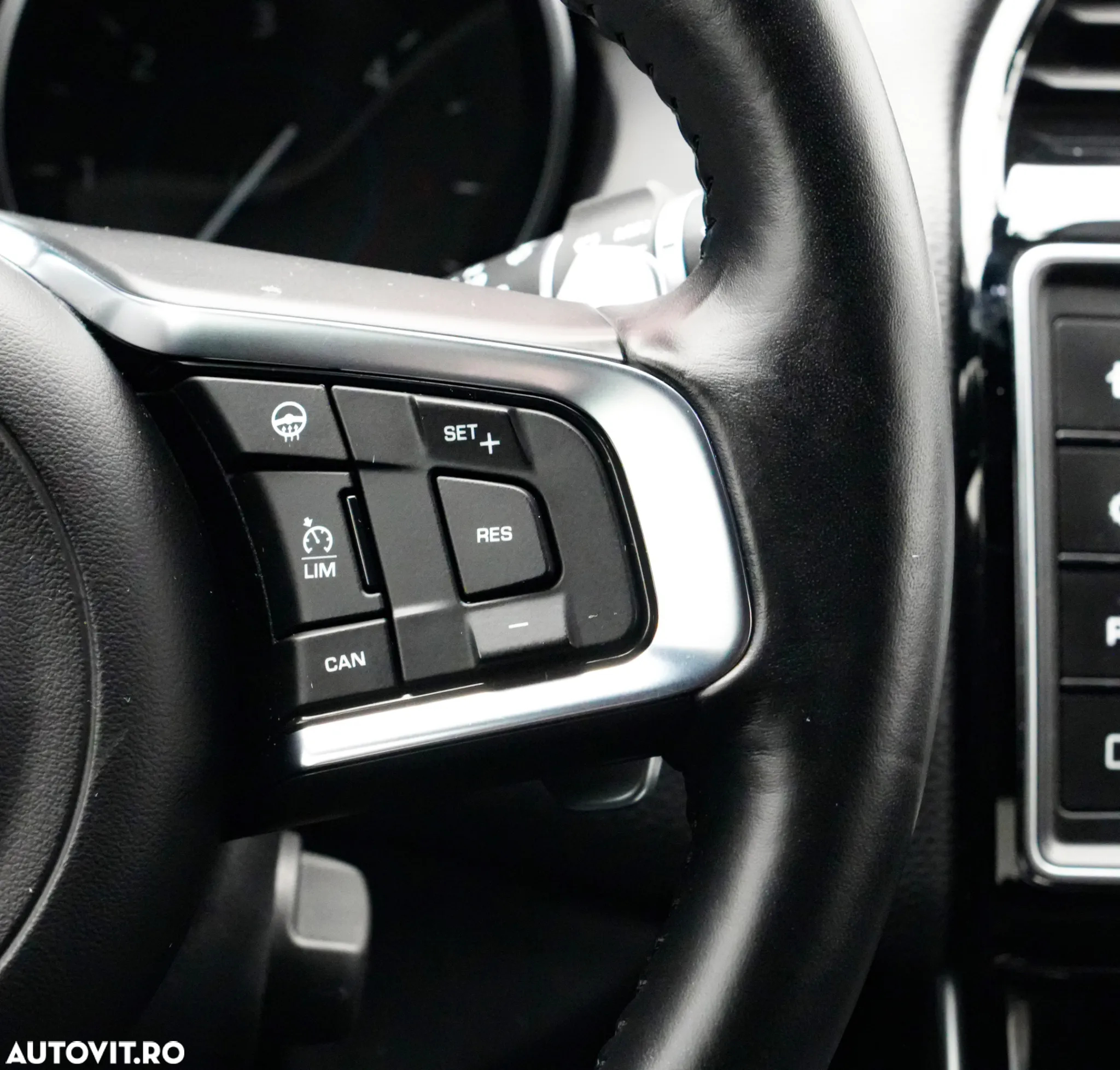 Jaguar XE 2.0 R-Sport - 29