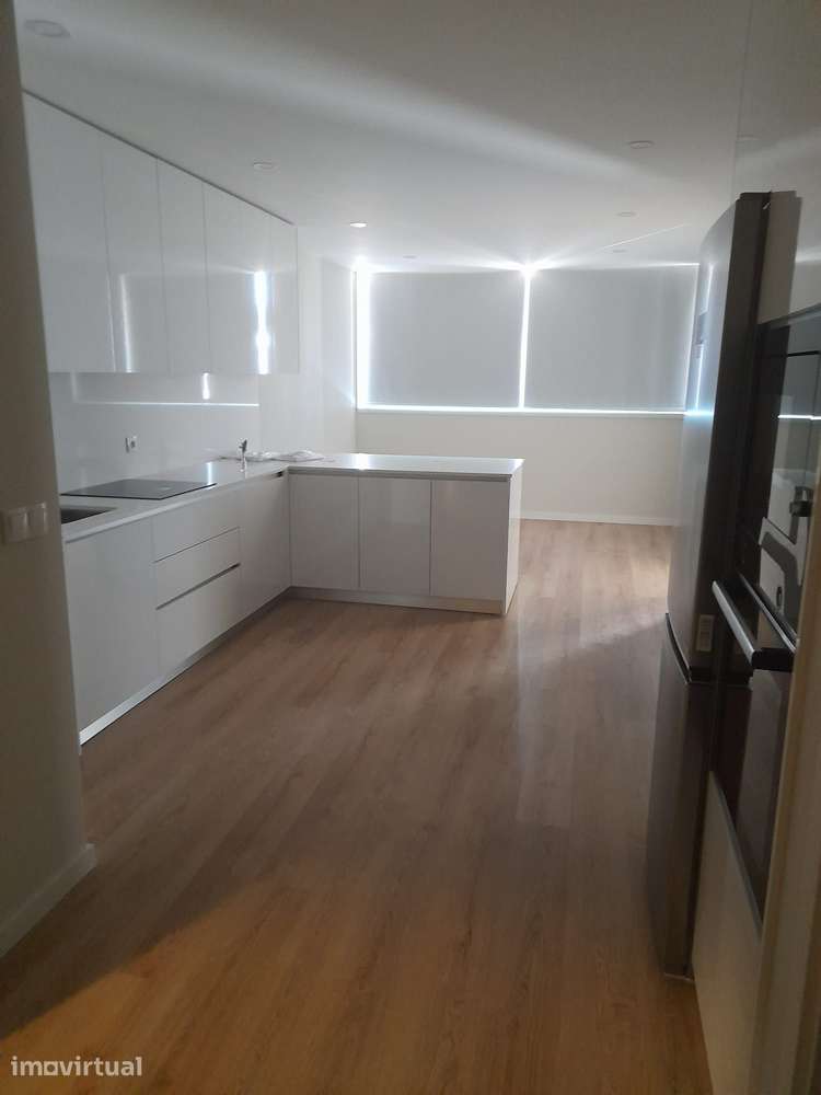 T1+1 com cozinha mobilada no centro de Vila Verde - Grande imagem: 2/8