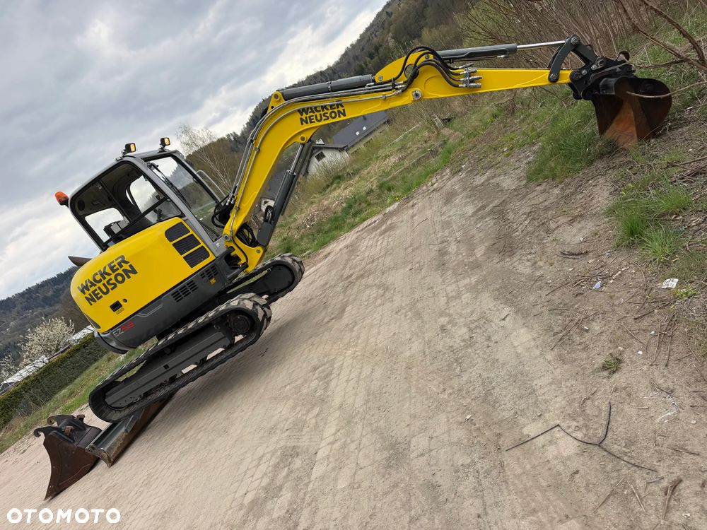 Wacker Neuson EZ53 Koparka Gąsienicowa 5,5 Tony. 2020 rok. 1772 mtg. Jak Nówka z salonu! ani deka luzów czy wycieków! Pochodzi z Gospodarstwa Norweskiego! Aktualne serwisy DEKRA BMWT 2027r. 2 łyżki. Silnik PERKINS 4 cyl. 52km. Maszyna Full wypasiona! Bogata wersja Norweska! Klima. Szybkozłącze Hydrauliczne. OKAZJA. Pełny Oryginał historia do sprawdzenia w Wacker autoryzowany! 4 sekcje Hydrauliczne. Po serwisach eksploatacyjnych. Ani Deka luzów i wycieków - 22