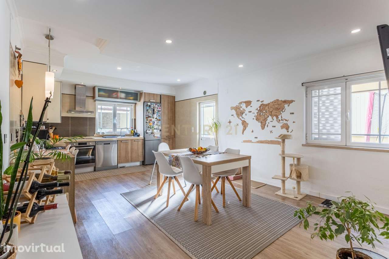 Moradia T4 remodelada na Quinta do Conde - Grande imagem: 2/27