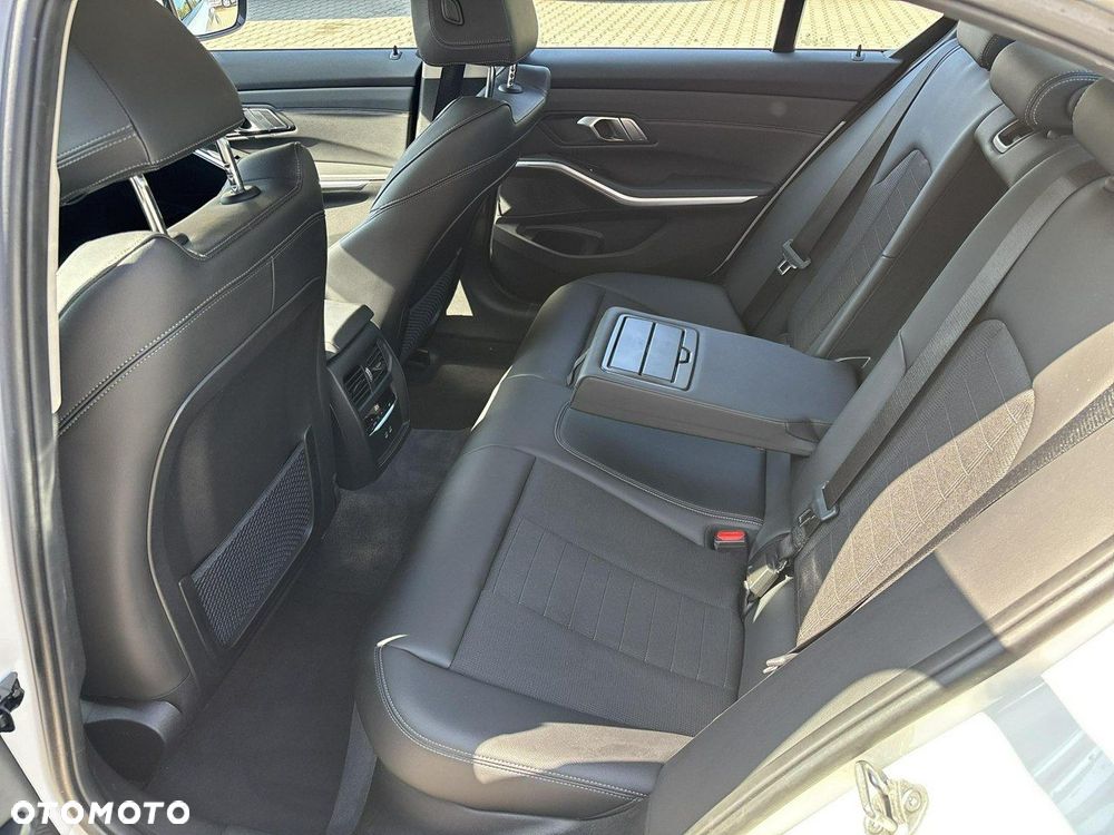 BMW Seria 3 318i Sport Line - 12