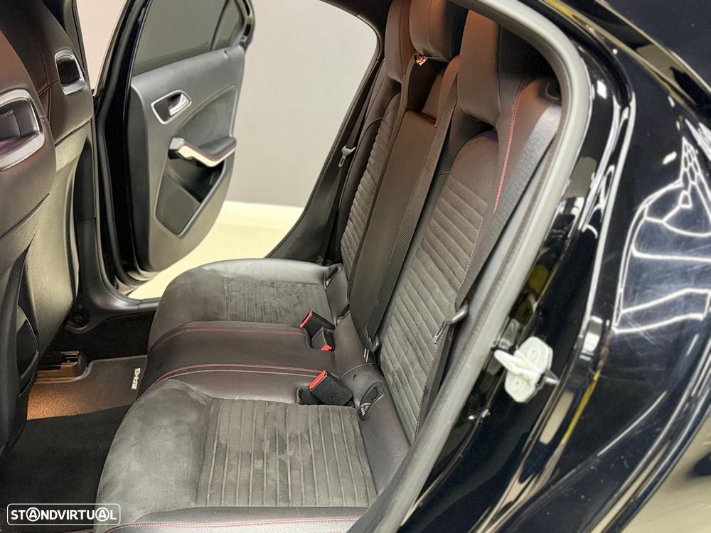 Mercedes-Benz A 180 AMG Line - 16