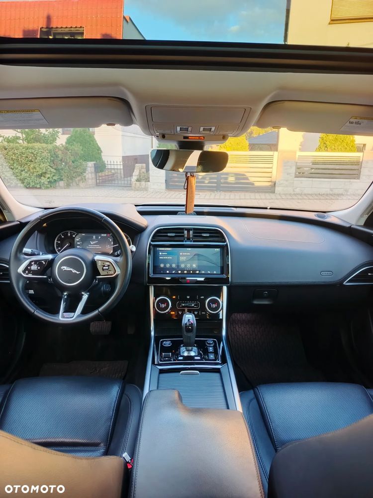 Jaguar XE 2.0 P250 S - 10