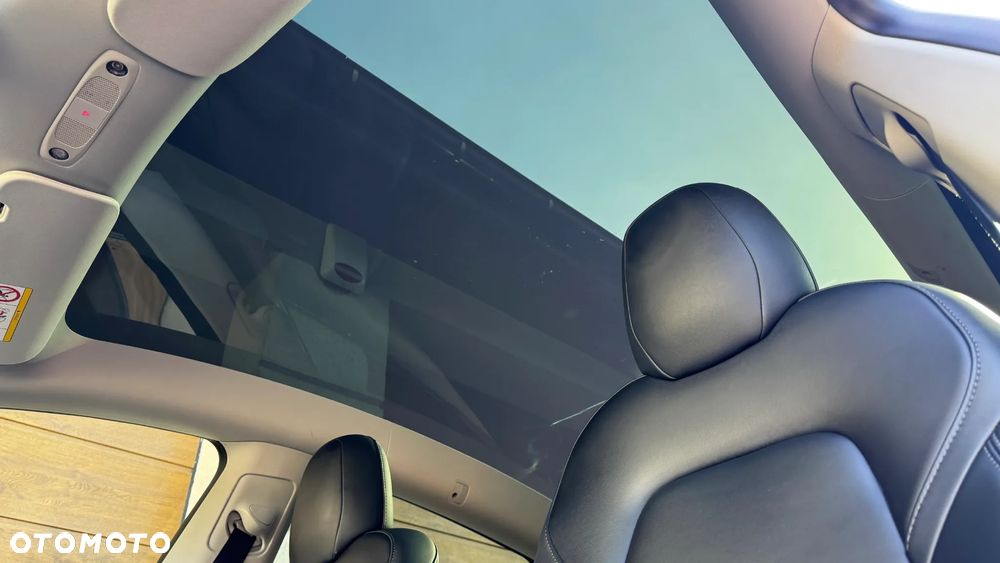 Tesla Y Long Range AWD - 26