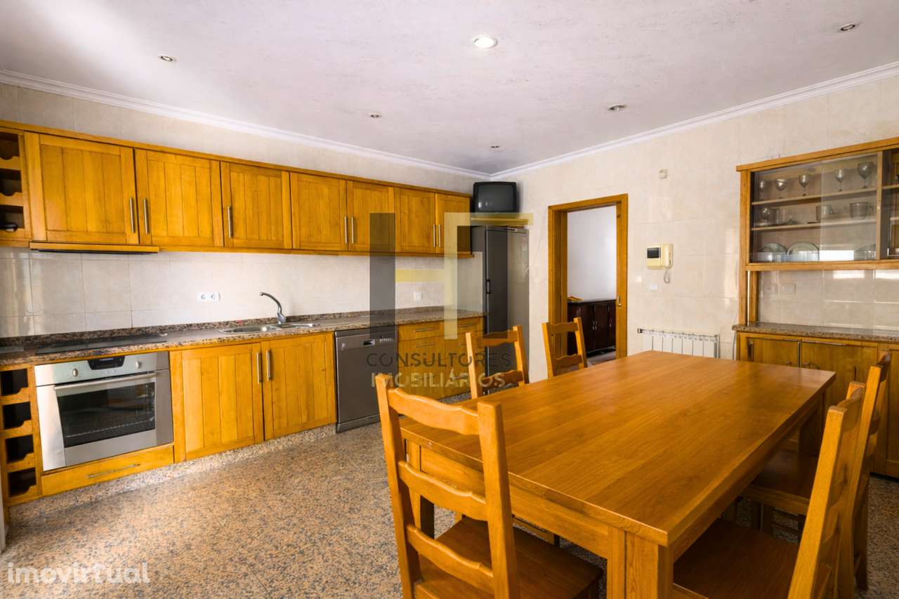 Moradia T3 de 4 Frentes com Jardim, Terraço a Sul e Garagem para 8 Vi - Grande imagem: 3/44