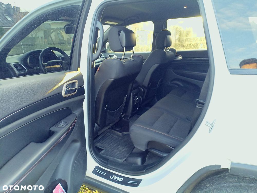 Jeep Grand Cherokee - 12