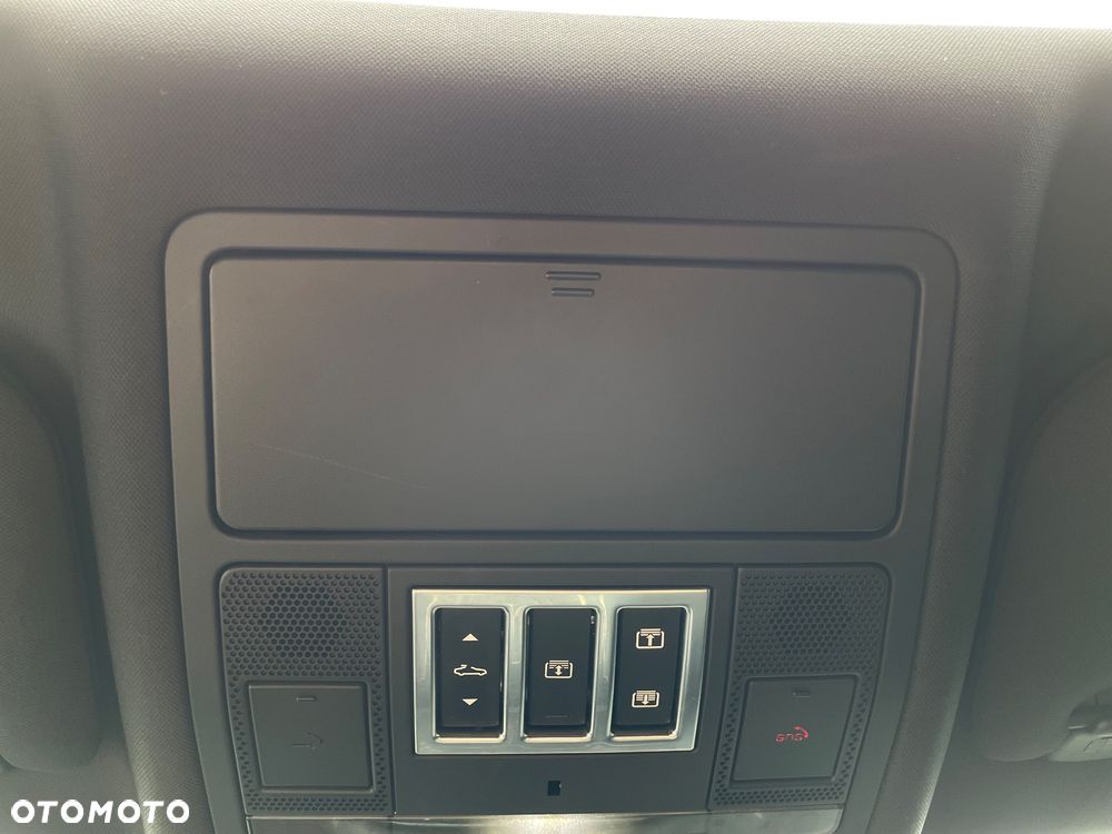 Jaguar XE 30t AWD Portfolio - 14