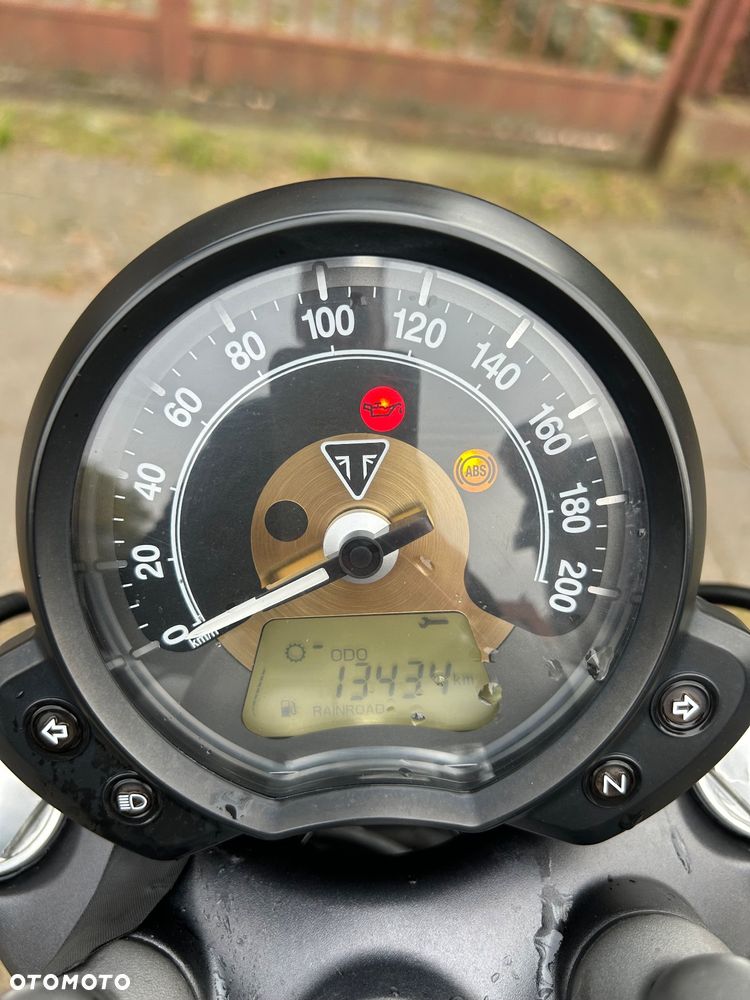 Triumph Bonneville Bobber - 9