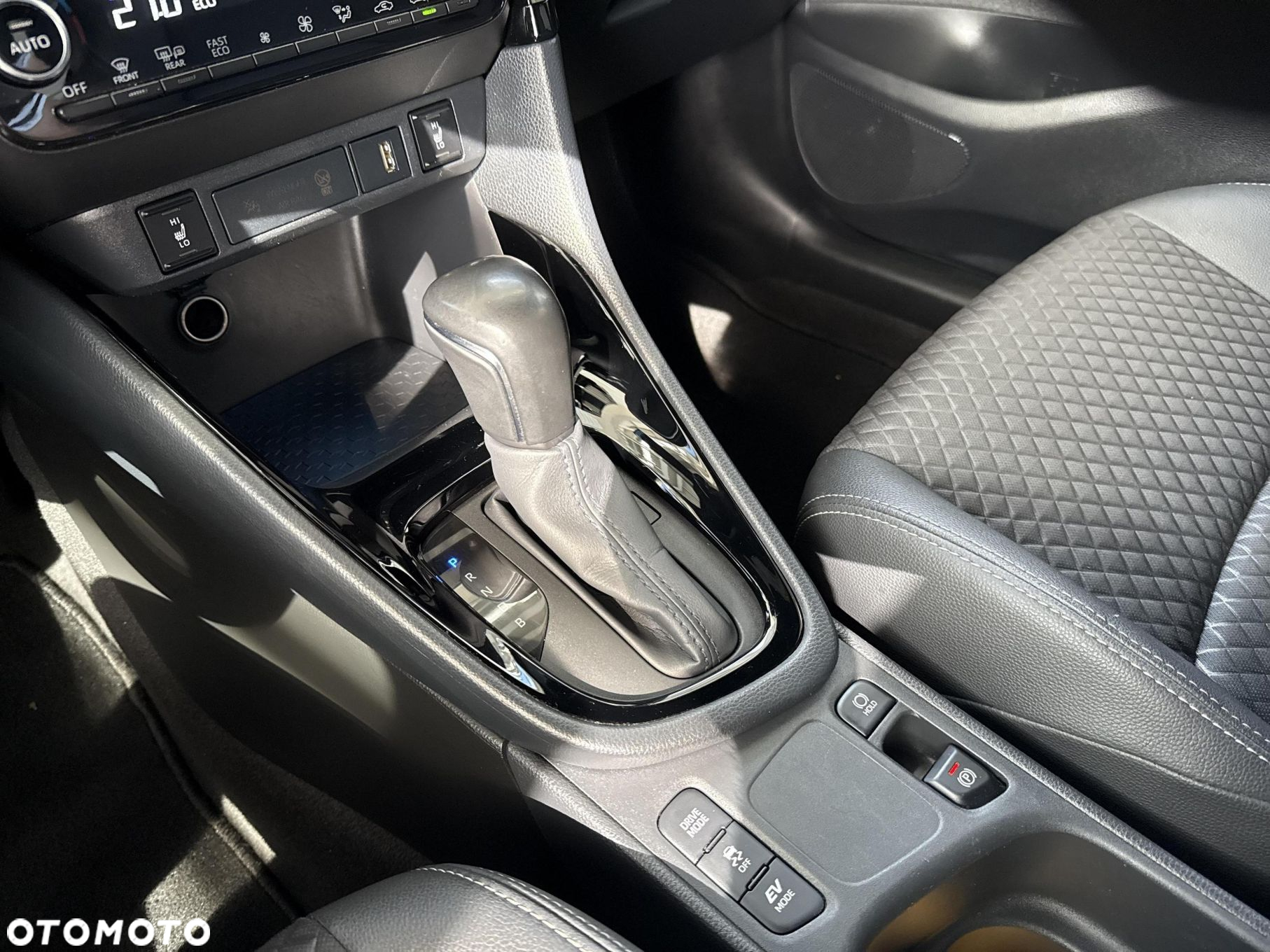 Toyota Yaris Hybrid 1.5 Selection Style - 26