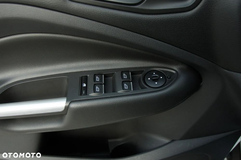 Ford Kuga 2.0 TDCi 2x4 Titanium - 35