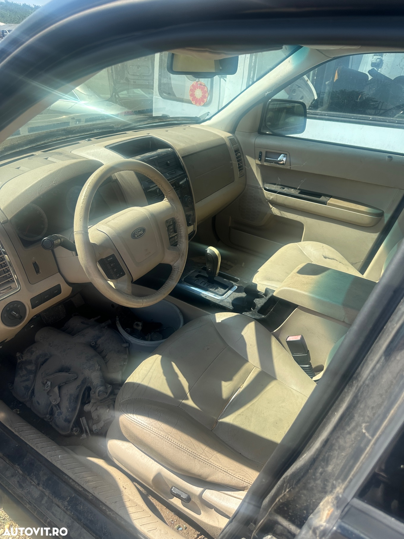 Dezmembrez Ford Escape - 2
